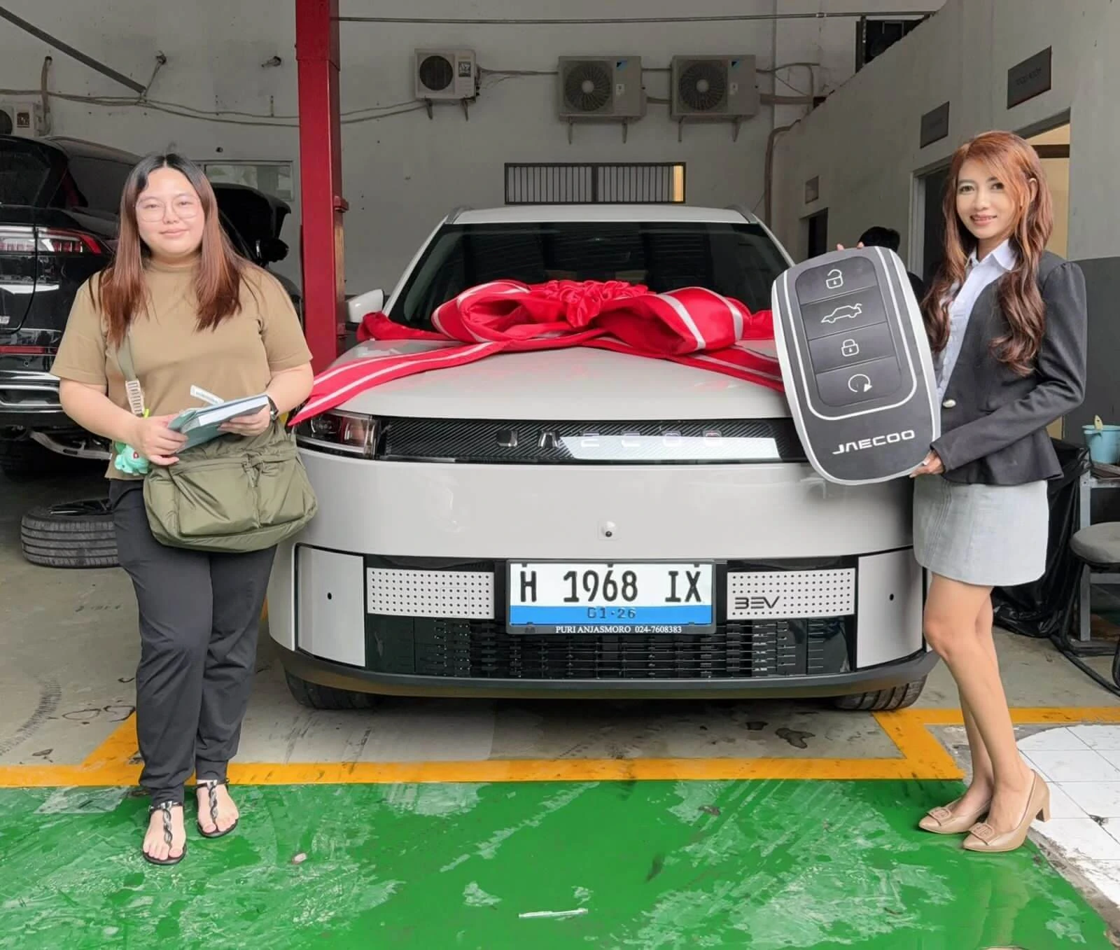 Serah terima unit Jaecoo kepada Ibu Dian. Terima kasih atas kepercayaannya, semoga kendaraan barunya memberikan kenyamanan dan pengalaman berkendara terbaik.