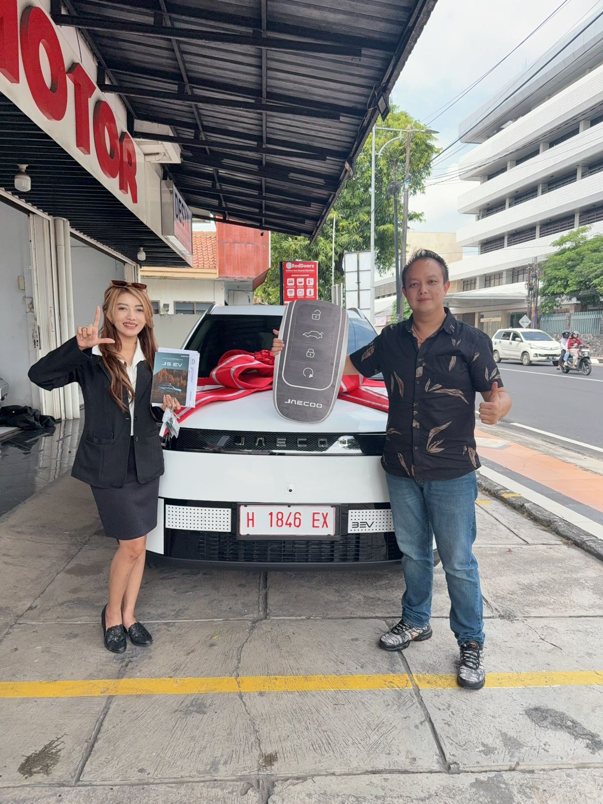 Serah terima kunci mobil Jaecoo ke CHANDRA - Serah terima unit Jaecoo kepada Bapak Chandra. Terima kasih atas kepercayaannya, semoga kendaraan barunya memberikan kenyamanan dan pengalaman berkendara terbaik. - Dealer Jaecoo Semarang