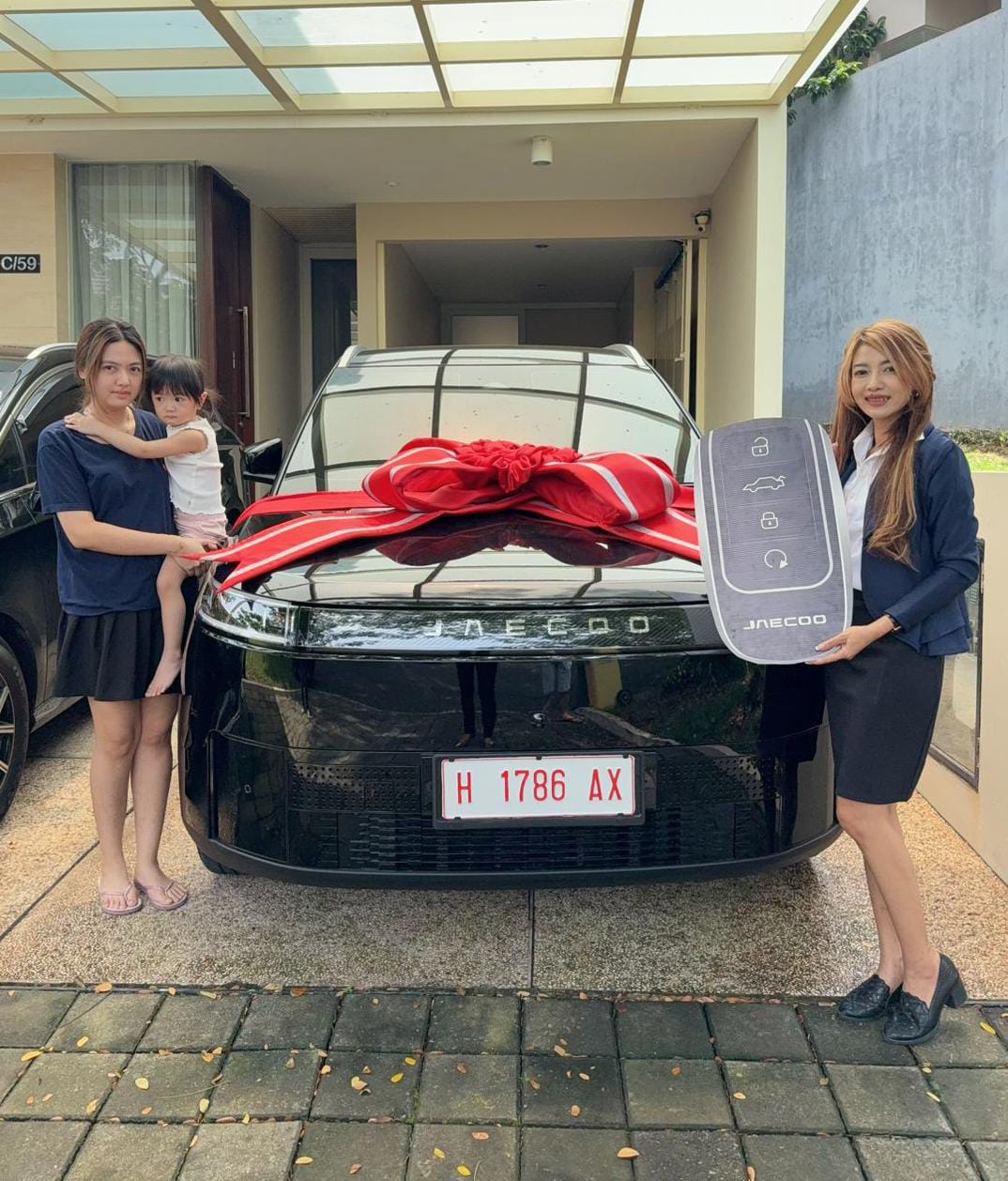 Serah terima kunci mobil Jaecoo ke EUNIKE CHYNTIA - Serah terima unit Jaecoo kepada Ibu Eunike Chyntia. Terima kasih atas kepercayaannya, semoga kendaraan barunya memberikan kenyamanan dan pengalaman berkendara terbaik. - Dealer Jaecoo Semarang