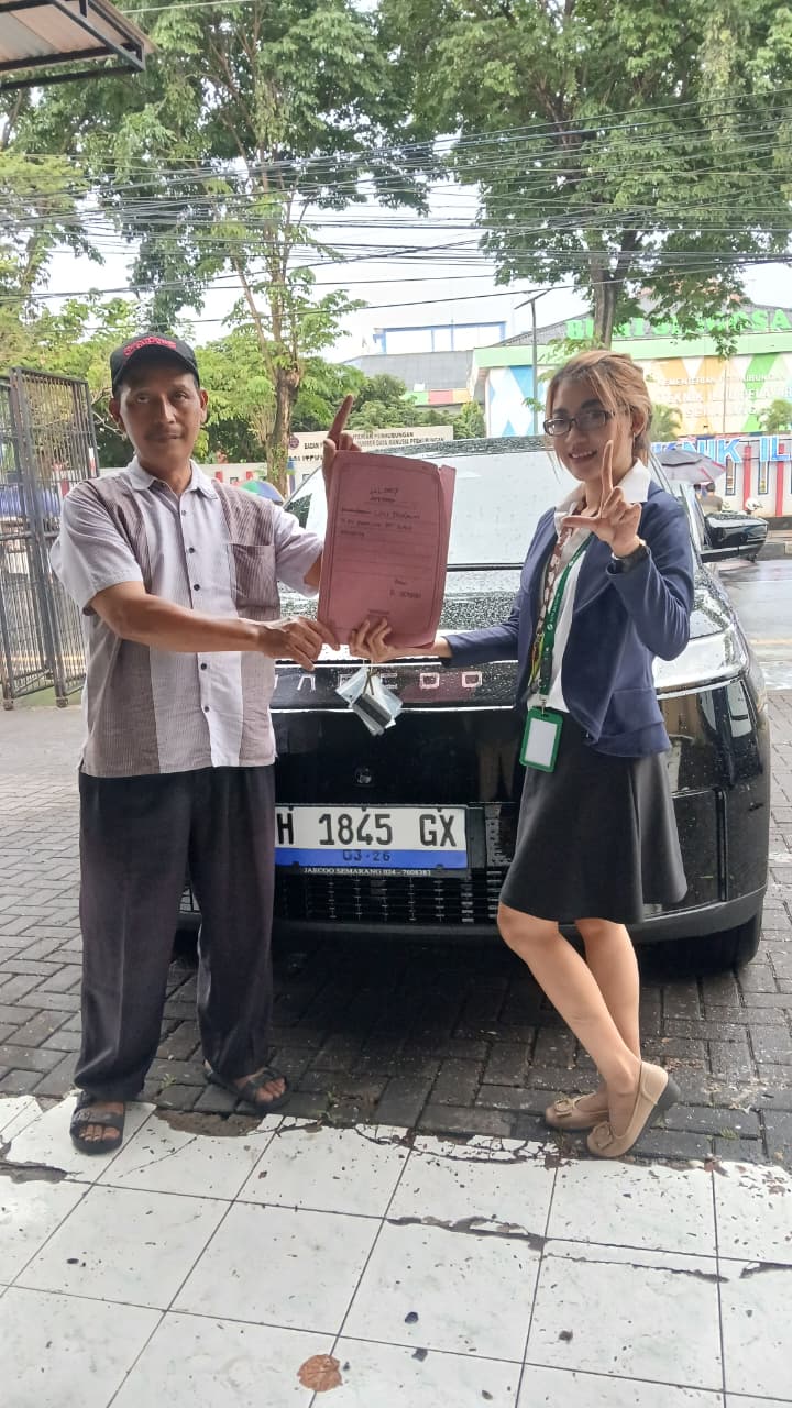 Serah terima kunci mobil Jaecoo ke Pak Moel - Serah Terima Jaecoo J5 - Dealer Jaecoo Semarang